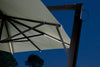 Kit LED installé sur un parasol à mât déporté