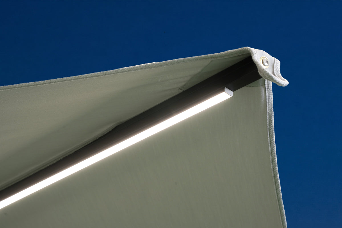 Détail du bandeau LED sur un parasol en aluminium