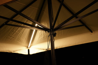 Kit LED installé sur un parasol à mât central