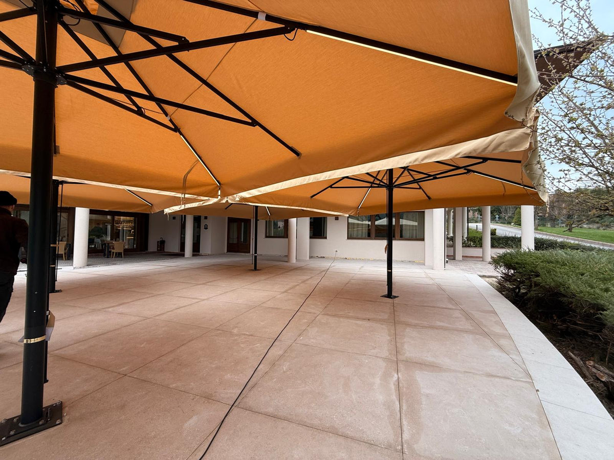 Kit LED installé sur des parasols maxi en terrasse professionnelle