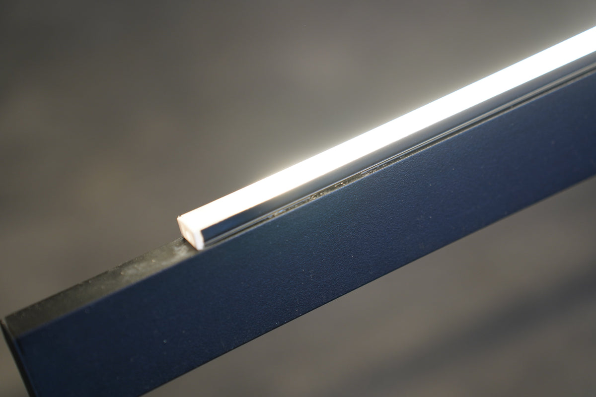 Détail du bandeau LED intégré sous la toile du parasol