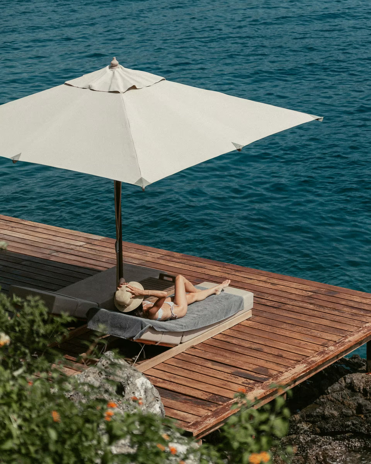 Terrasse aménagée avec un parasol Ciel et Jardin
