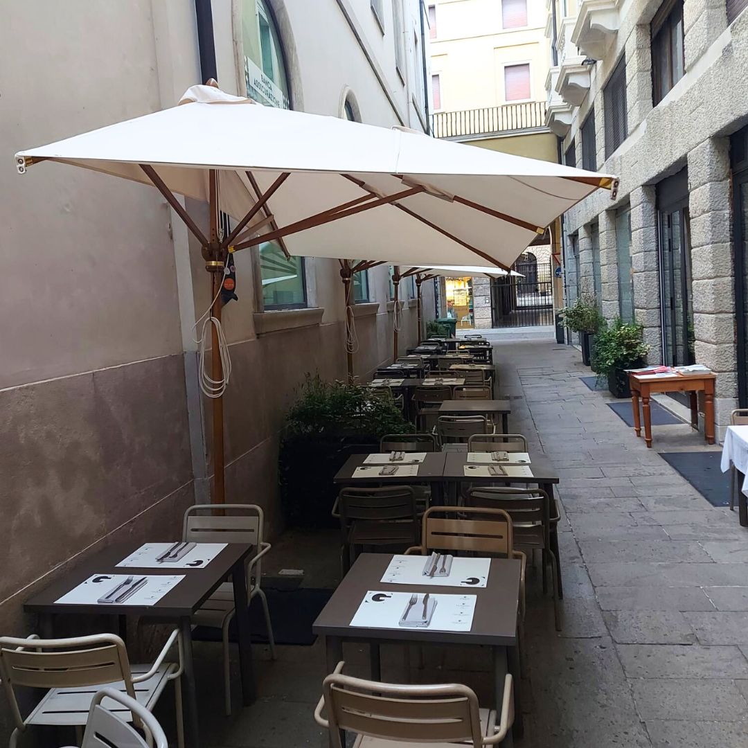 Demi-parasol en bois Kotò Atène pour balcon et terrasse
